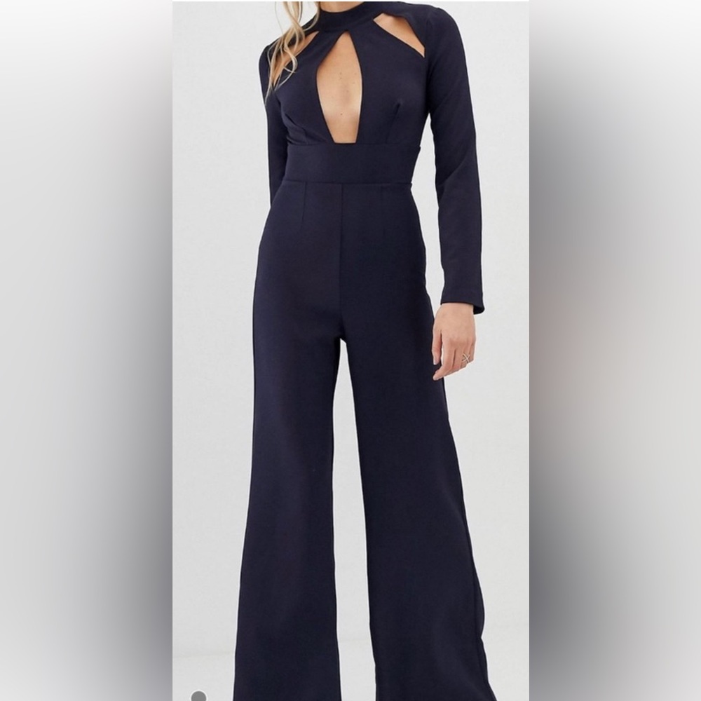 NWT Deep Navy Keyhole, long sleeve jumpsuit
Very flattering cut
Size 6